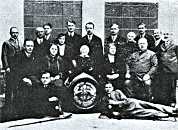 Obr. 3. Skupinov� fotografie osazenstva pivovaru s&nbsp;rodinami zakladatele firmy a jeho n�stupce (p�ed r. 1938)